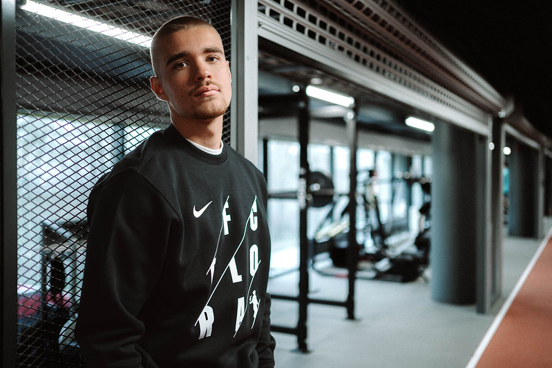 Must kapuutsita fännipusa